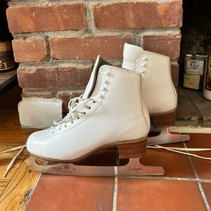 Girls, Womens figure skates size 5.5, lightly used excellent condition